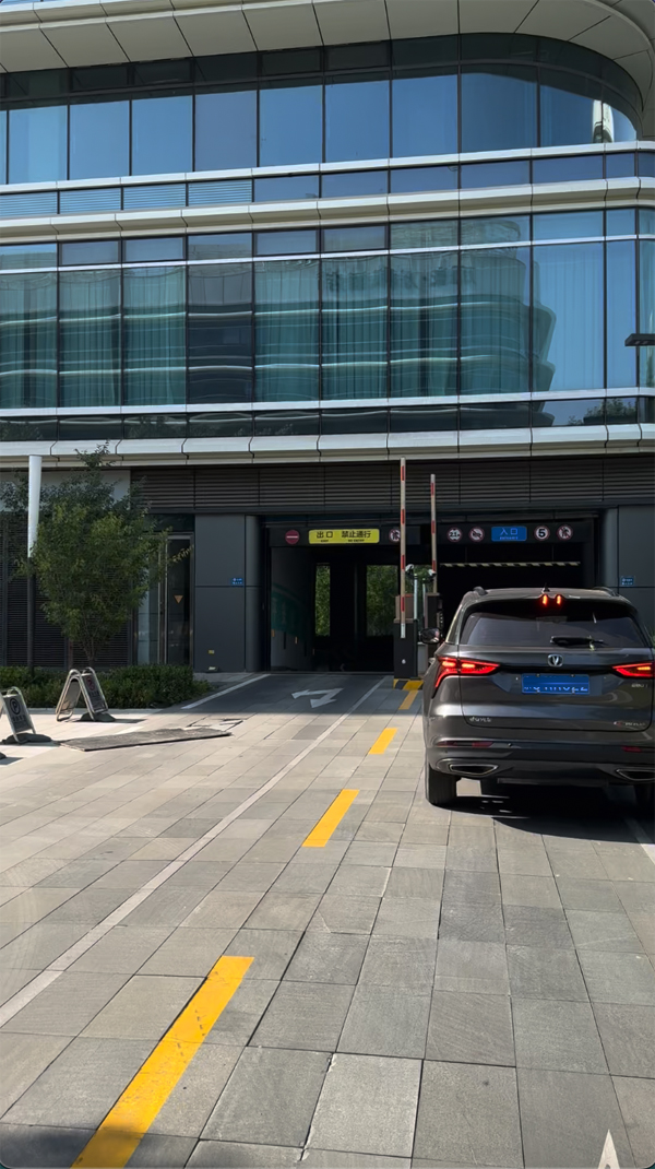 進(jìn)出場(chǎng)全流程拍照存證，保障車主權(quán)益從不含糊