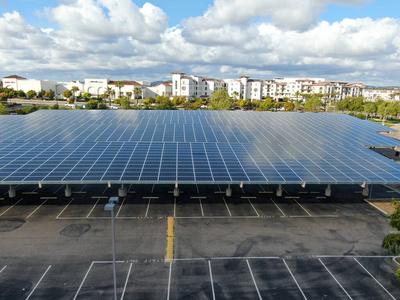 在韩国和建筑屋顶停车场与太阳能电池板销售收据.